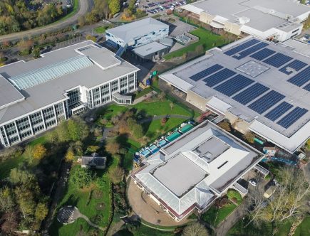 Energia Solar em Fábricas: Como Reduzir Custos com Fontes Renováveis