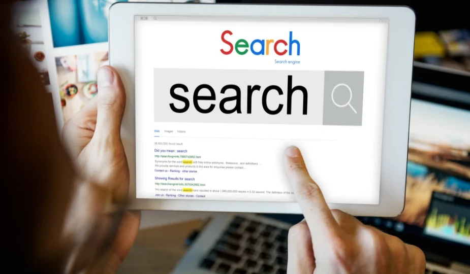 Pessoa utilizando tablet para pesquisar no Google sobre como organizar conteúdo com heading tags para agradar algoritmos do Google.