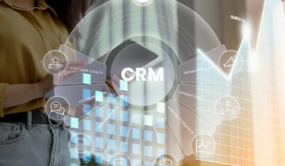 Imagem ilustrando a integração de CRM com automação de anúncios na jornada de compra, destacando conexão entre dados do cliente e estratégias de marketing digital.