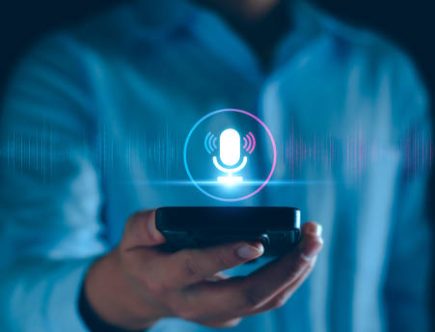 Pesquisa por voz em 2025: ainda vale otimizar? Descubra a relevância e as estratégias para dominar as buscas conversacionais.