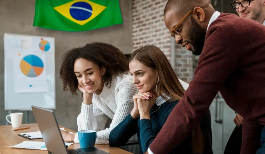 Grupo de pessoas em uma reunião de negócios com a bandeira de Santa Catarina ao fundo, destacando o potencial de empreendedorismo no estado.